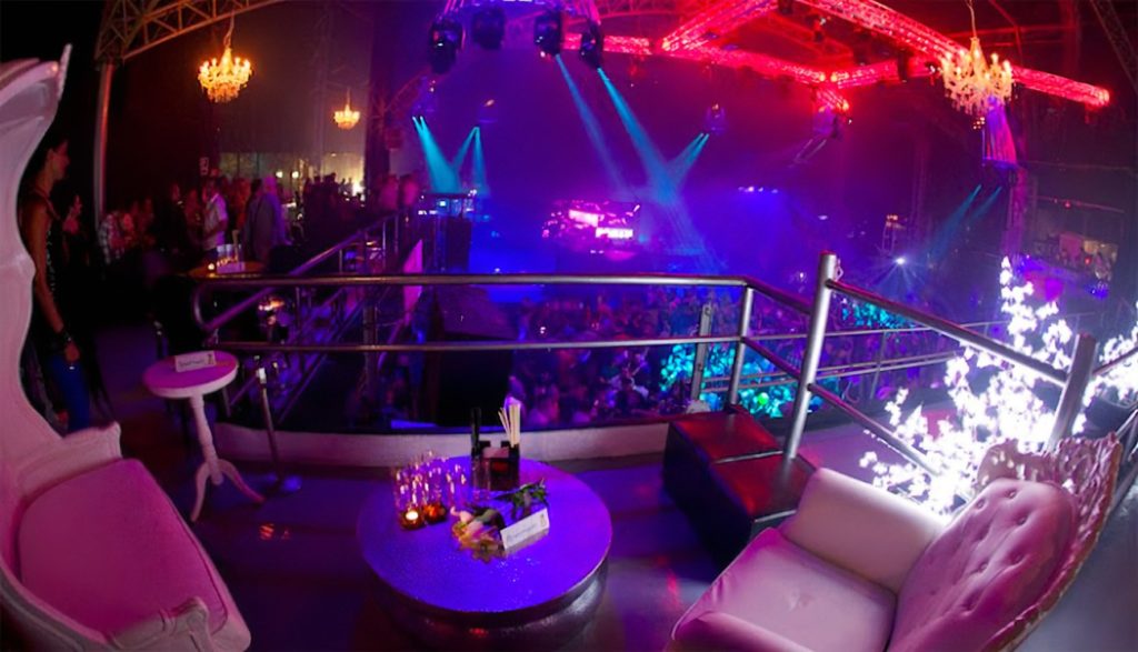 Encuentra tu complemento perfecto a una actividad o a una cena con animación, o quieres disfrutar de una zona vip discoteca despedidas Salou.